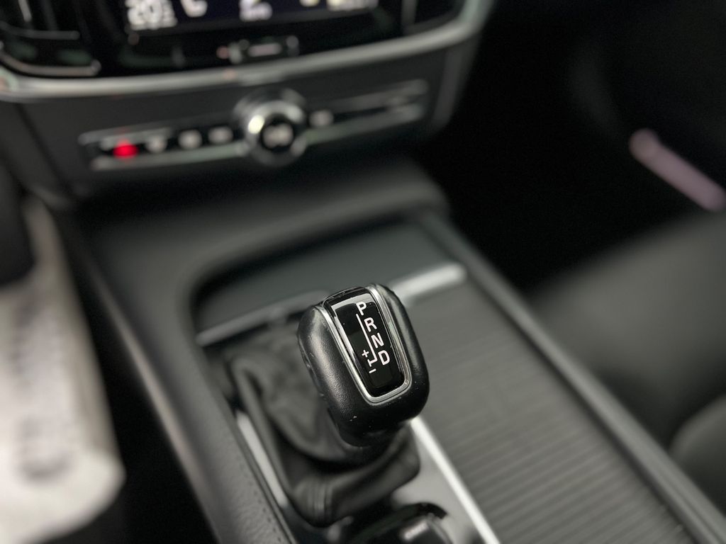 VOLVO V90 Cross Country D5 ALLRAD / 1.HD /235PS /B&W VOLVO V90 Cross Country D5 ALLRAD / 1.HD /235PS /B&W