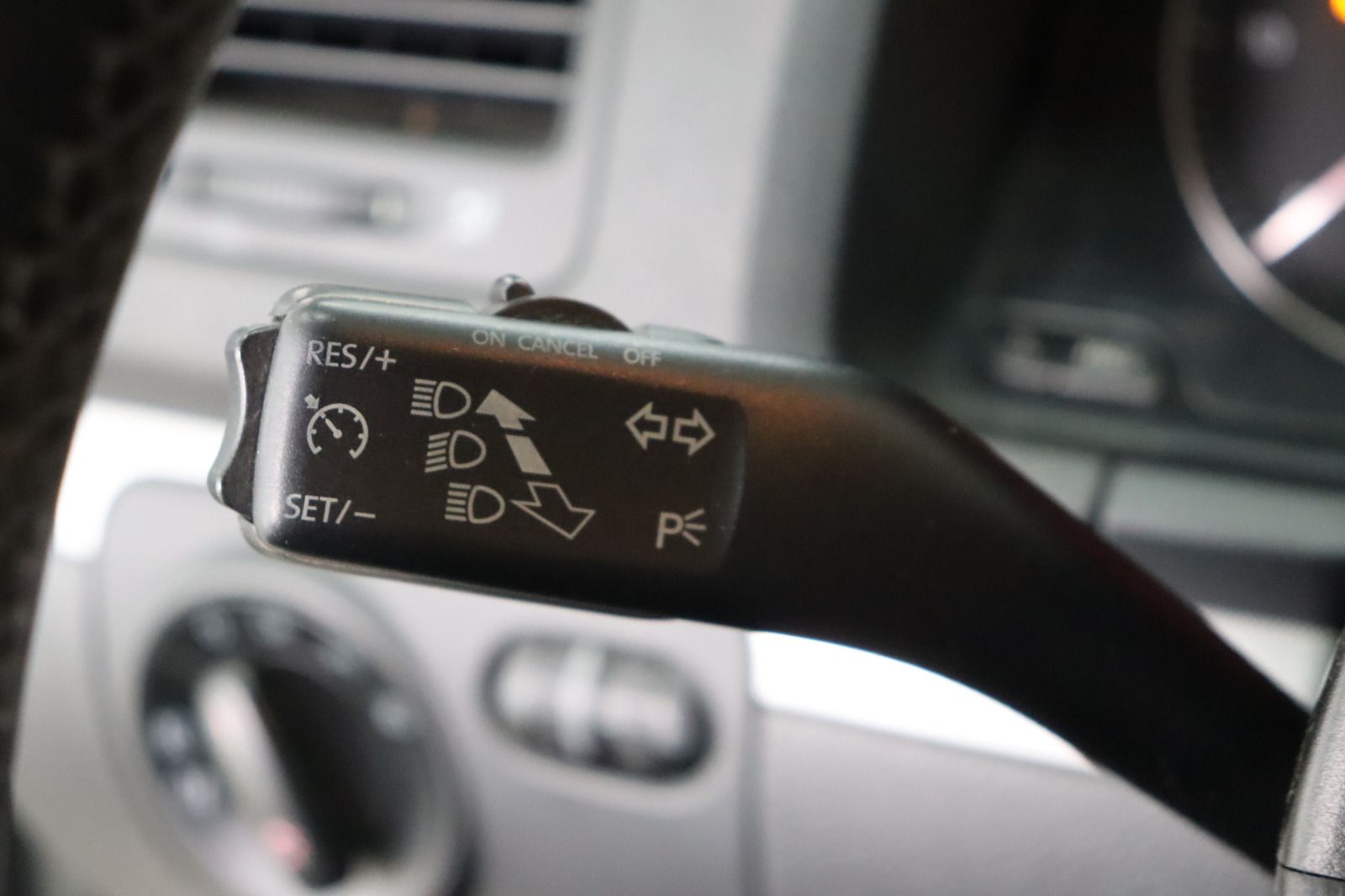 Fahrzeugabbildung Volkswagen Golf V 2.0 TDI DSG Tour HU 04.2028