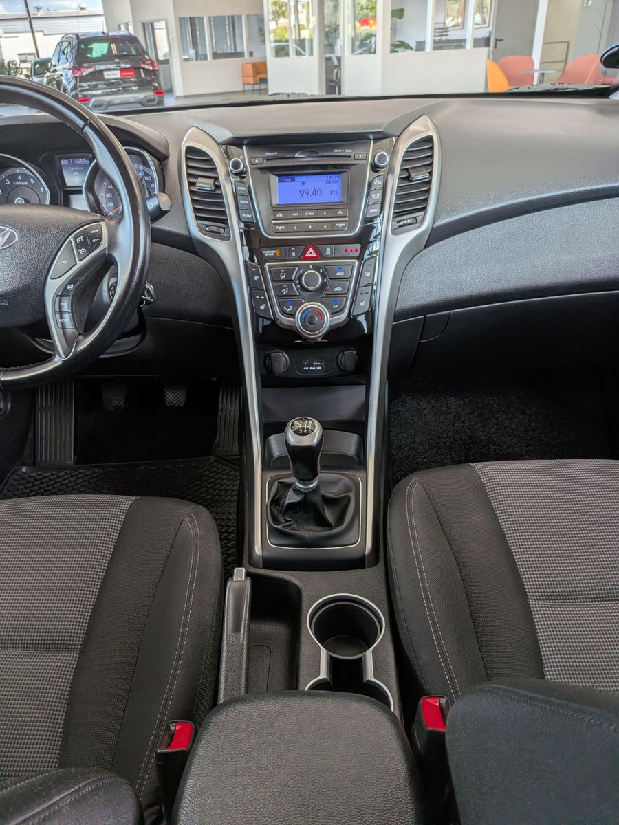 Fahrzeugabbildung Hyundai i30 1.6 Classic PDC Tempomat Bluetooth LHz SHz