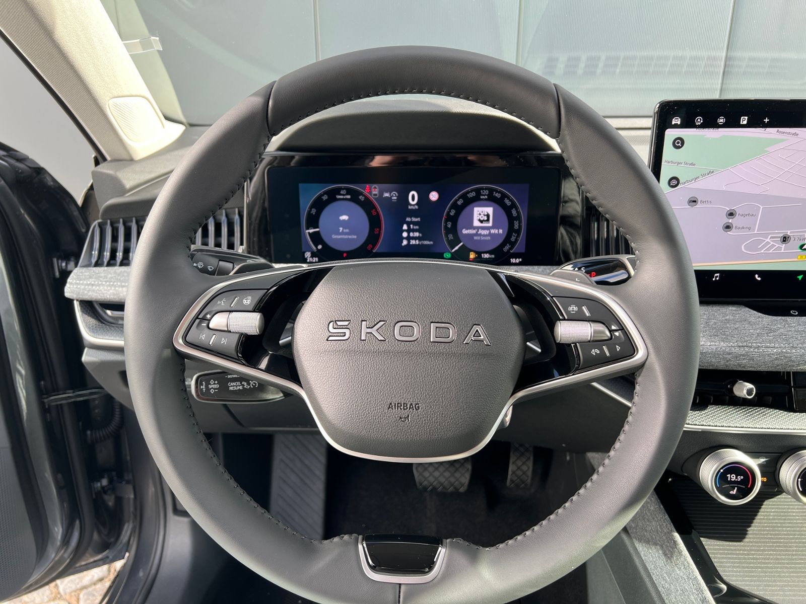 Fahrzeugabbildung SKODA Superb Combi Selection 2.0 TDI DSG *AHK, Navi, 1