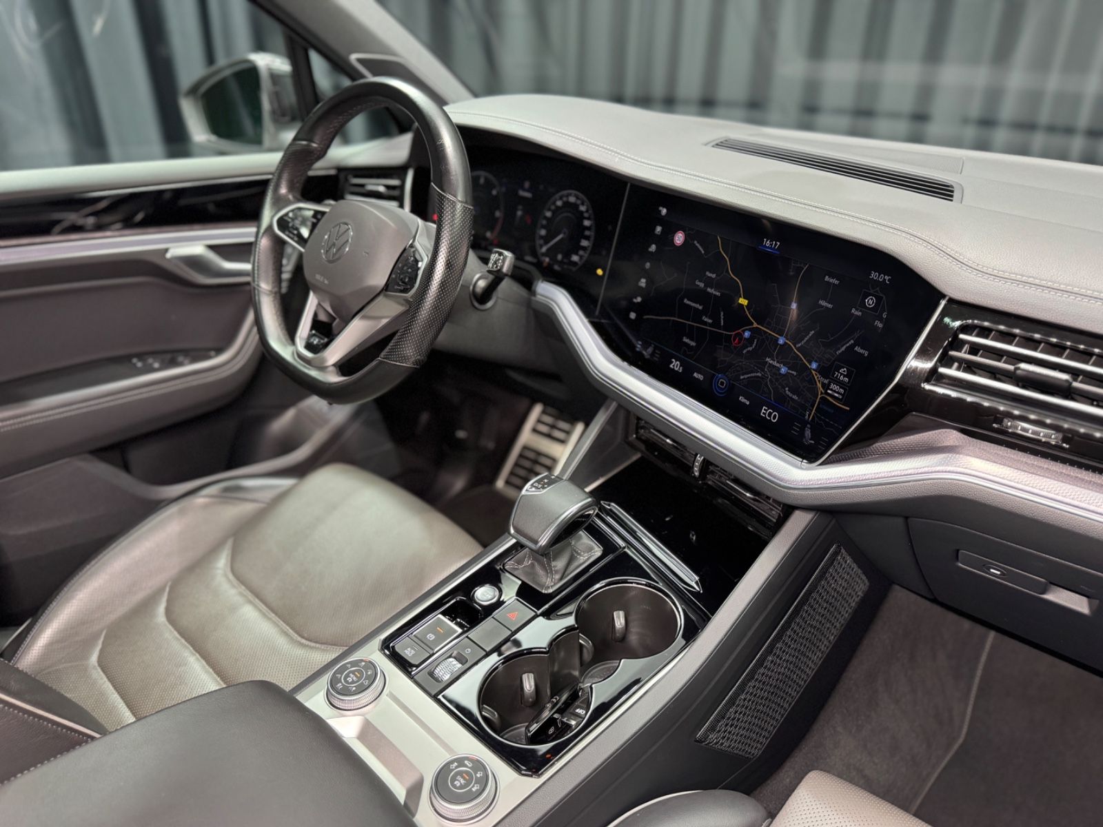 Fahrzeugabbildung Volkswagen Touareg 4.0 V8 TDI RLine|4Motion|MASSAGE|AHK|DYN