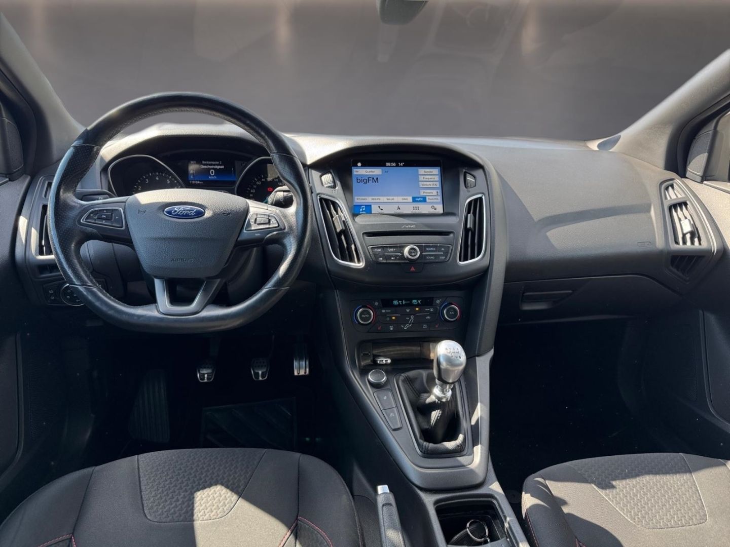 Fahrzeugabbildung Ford Focus Turnier ST-Line Sportpaket Navi Mehrzonenk