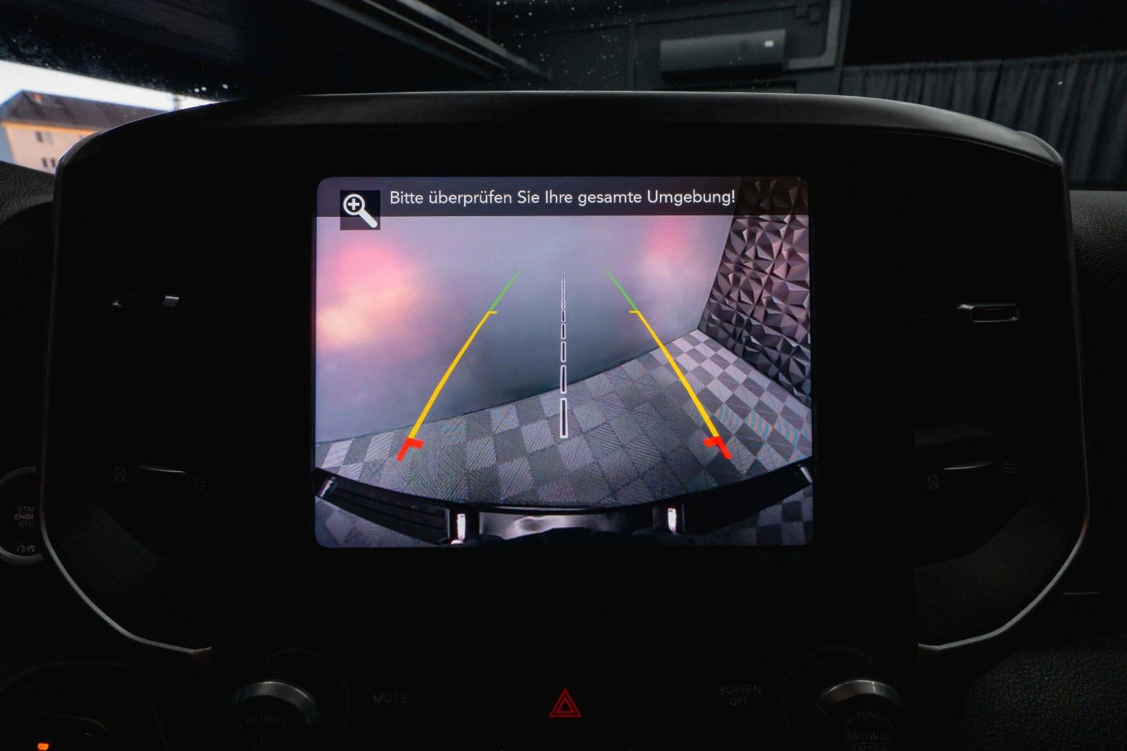 Fahrzeugabbildung Dodge RAM 5.7 V8 HEMI 4x4 Offroad Night-Paket LED 19%