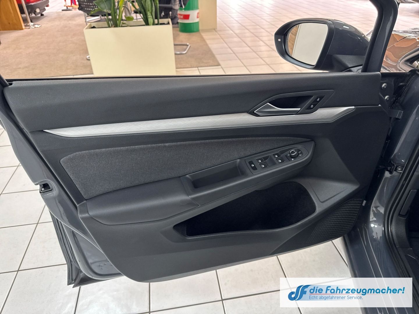 Fahrzeugabbildung Volkswagen Golf VIII 2.0 TDI 110 kW Life Digitales Cockpit