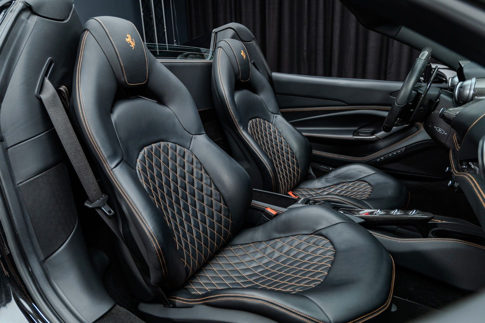 Fahrzeugabbildung Ferrari F8 Spider + Nero Daytona + Carbon + Lift + Garan