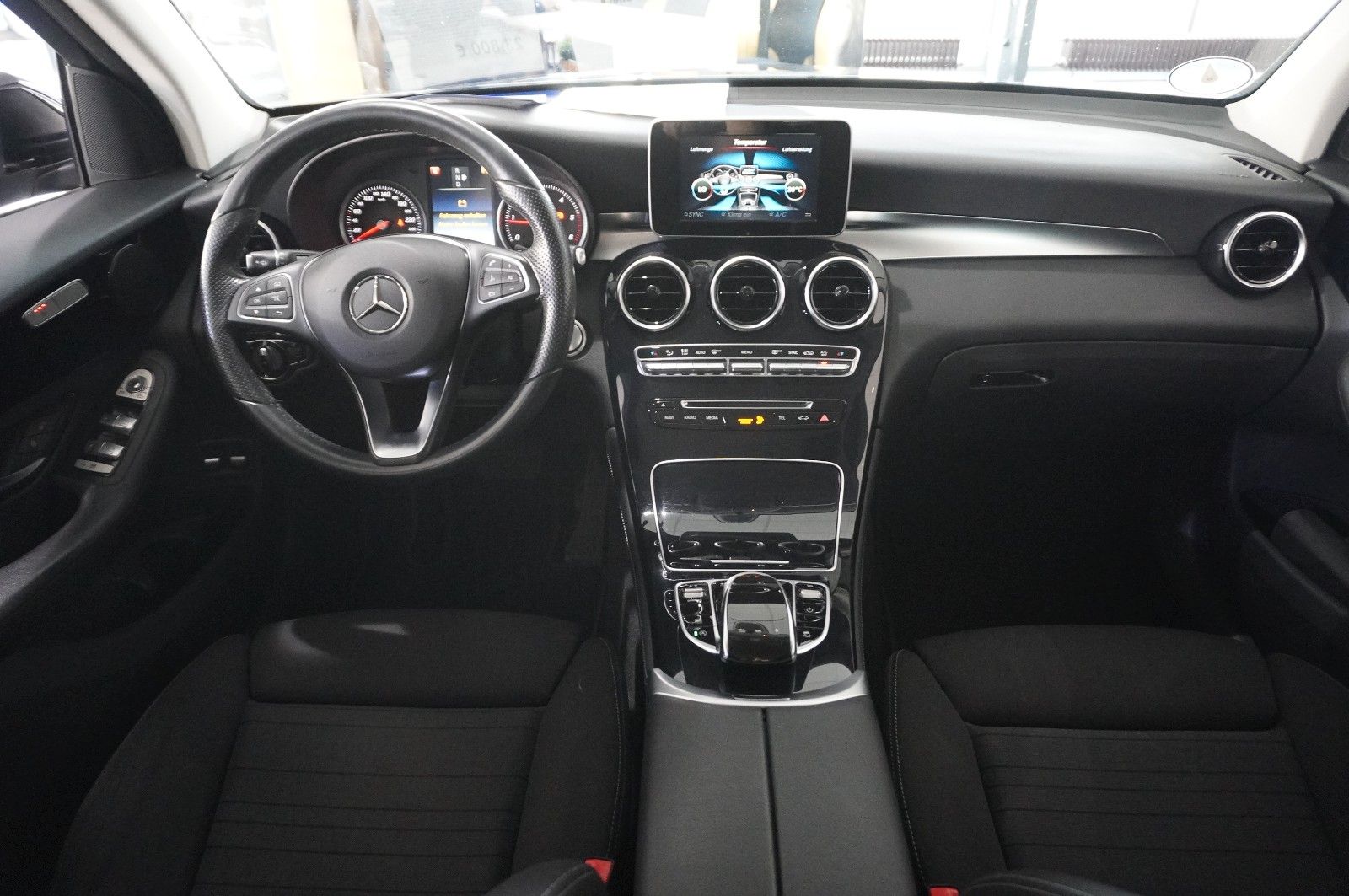 Fahrzeugabbildung Mercedes-Benz GLC 220D EXCLUSIVE 4-MATIC NAVI/LED/SHZ/TEMP/AHK