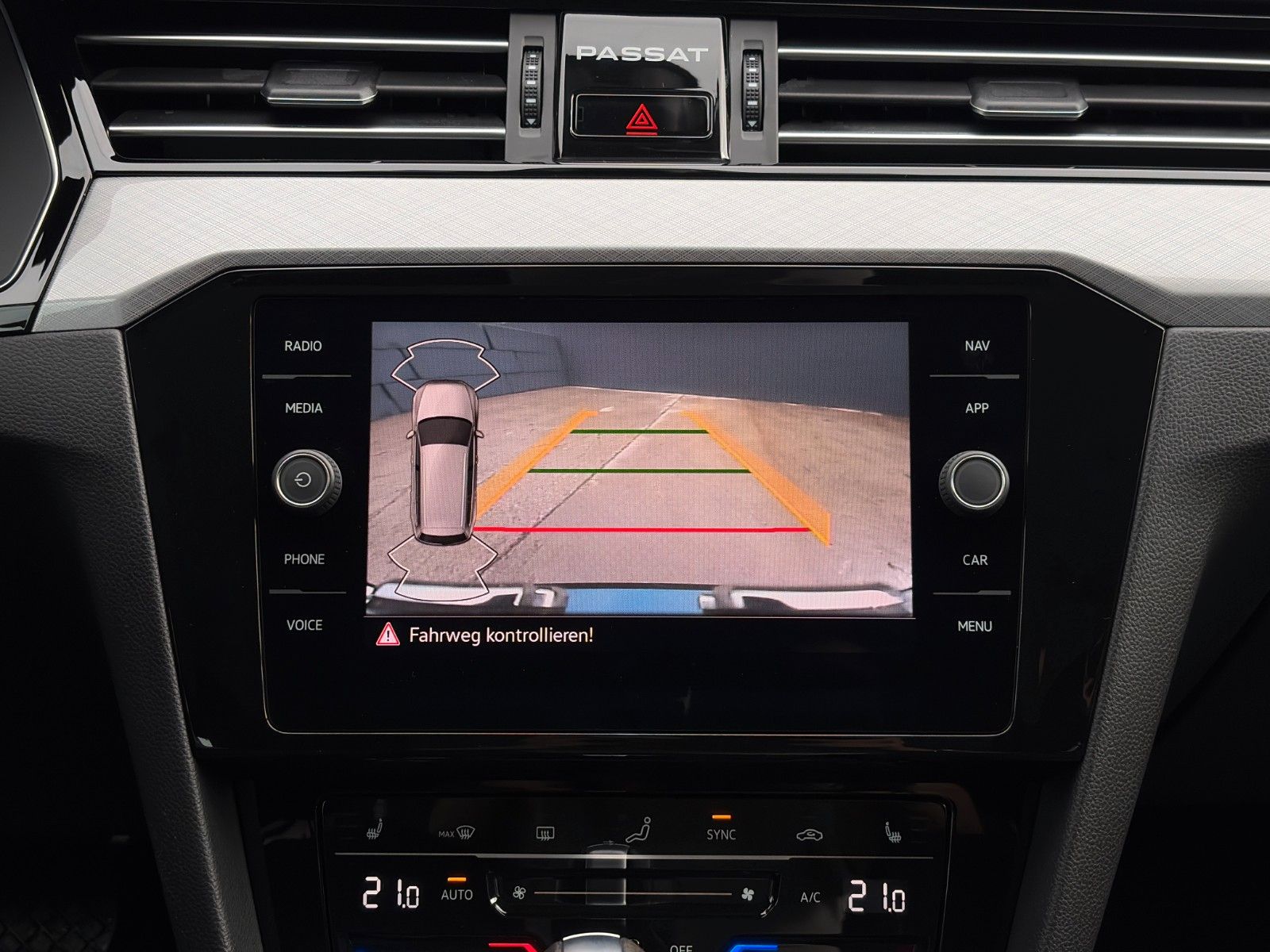 Fahrzeugabbildung Volkswagen Passat Variant 2.0 TSI Buisness Kamera LED ACC