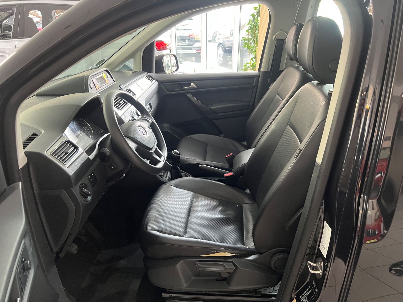 Fahrzeugabbildung Volkswagen Caddy PKW Maxi *MOTOR BEI VW NEU 100.000KM*