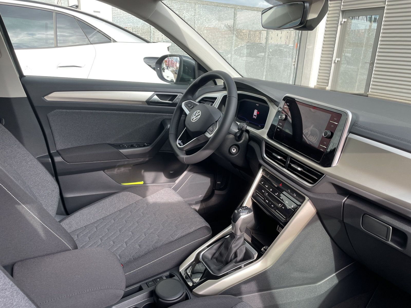 Fahrzeugabbildung Volkswagen T-Roc 2.0 TDI DSG Move NAVI AHK KAMERA