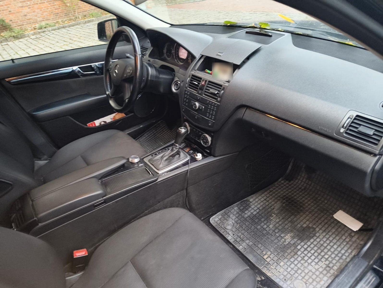 Mercedes-Benz 220 2009 — interior