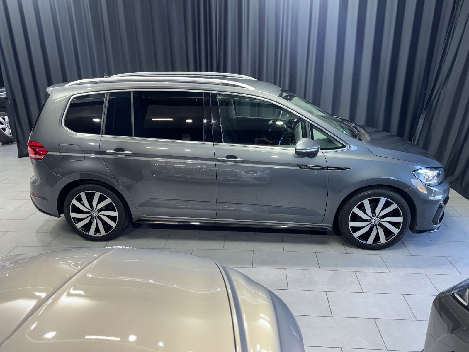 Fahrzeugabbildung Volkswagen Touran Highline|DSG|NAVI|7-SITZER|R-LINE|