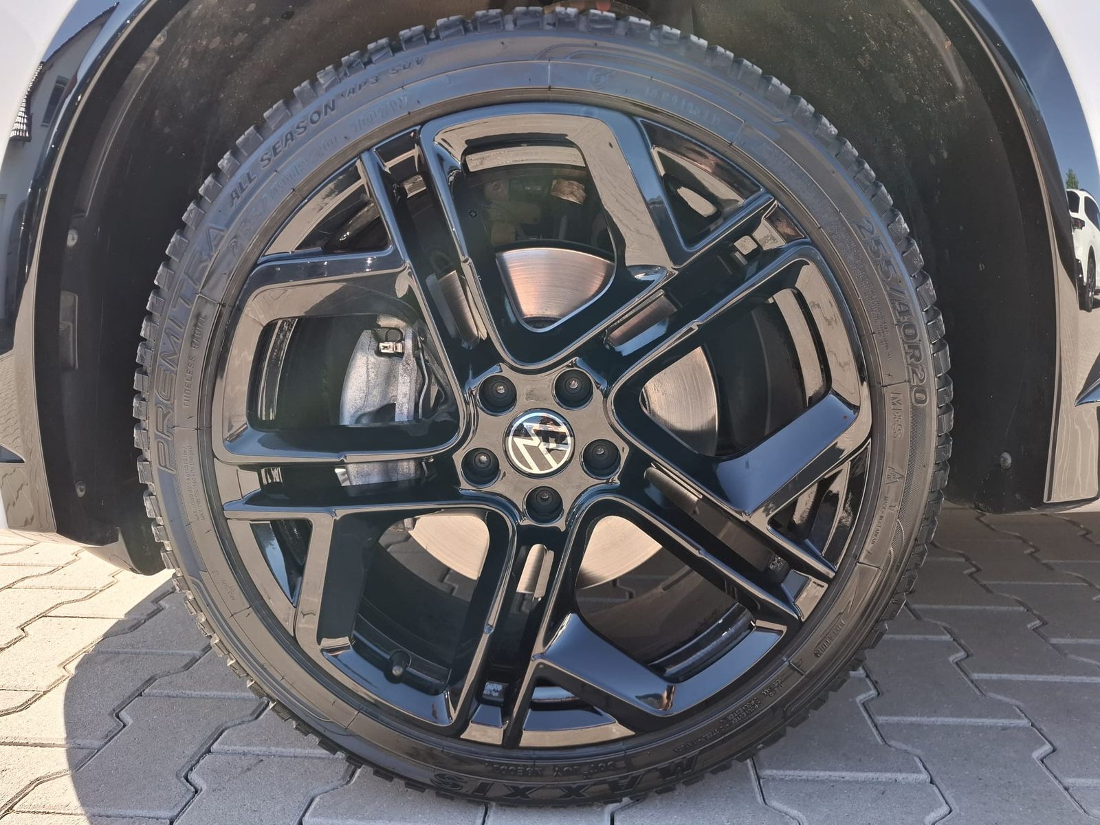 Fahrzeugabbildung Volkswagen Tiguan 2.0 TDI 4M R-Line BLACK*PAN*HK*AHK*MATRIX