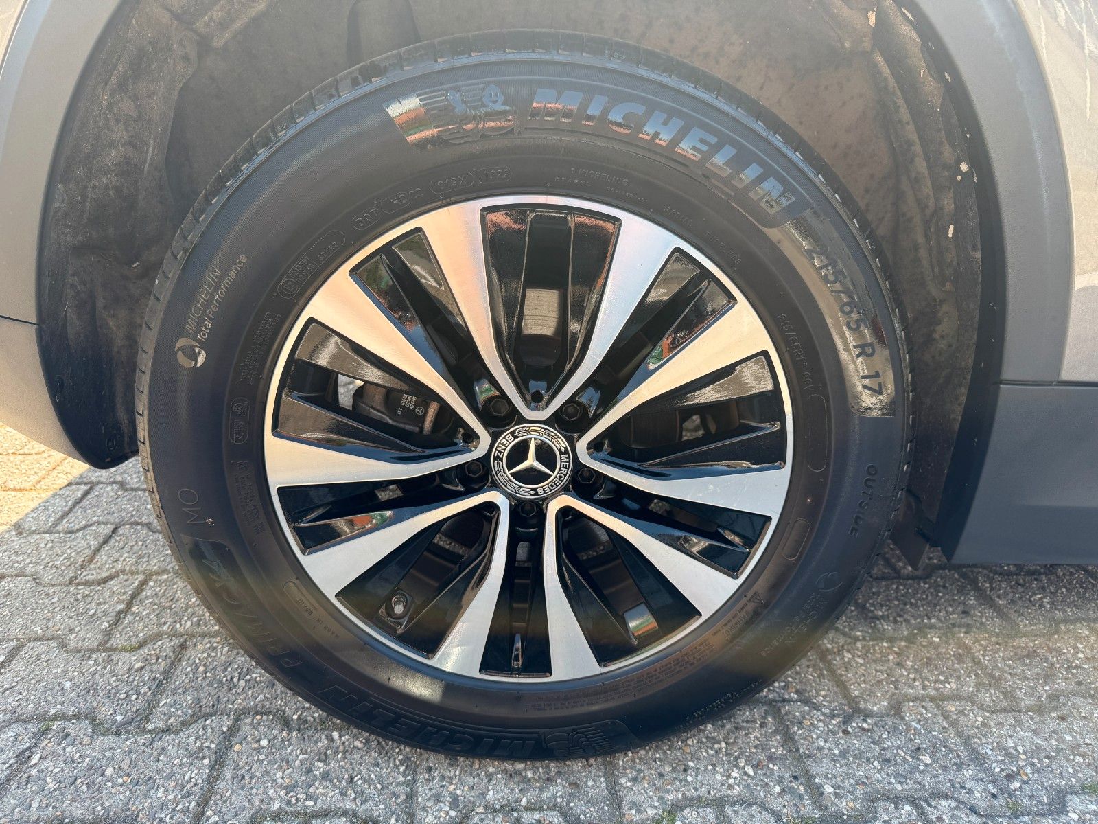 Fahrzeugabbildung Mercedes-Benz GLA 200 STYLE LEDER AUTOMATIK PANO KAMERA