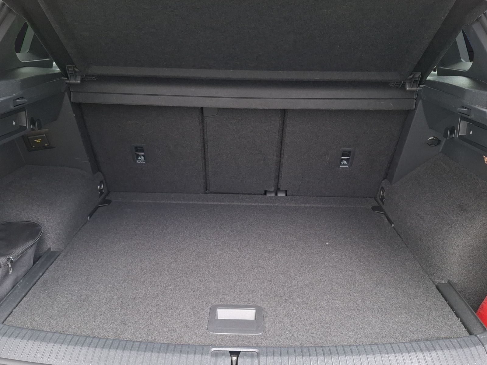 Fahrzeugabbildung Volkswagen Tiguan TSI R-Line DSG 4M Matrix AHK Navi AID ACC