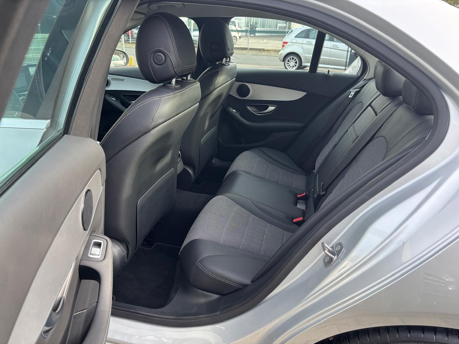 Fahrzeugabbildung Mercedes-Benz C 180 AVANTGARDE*LED*SD-KARTEN-NAVI*AMBIENTEBEL*