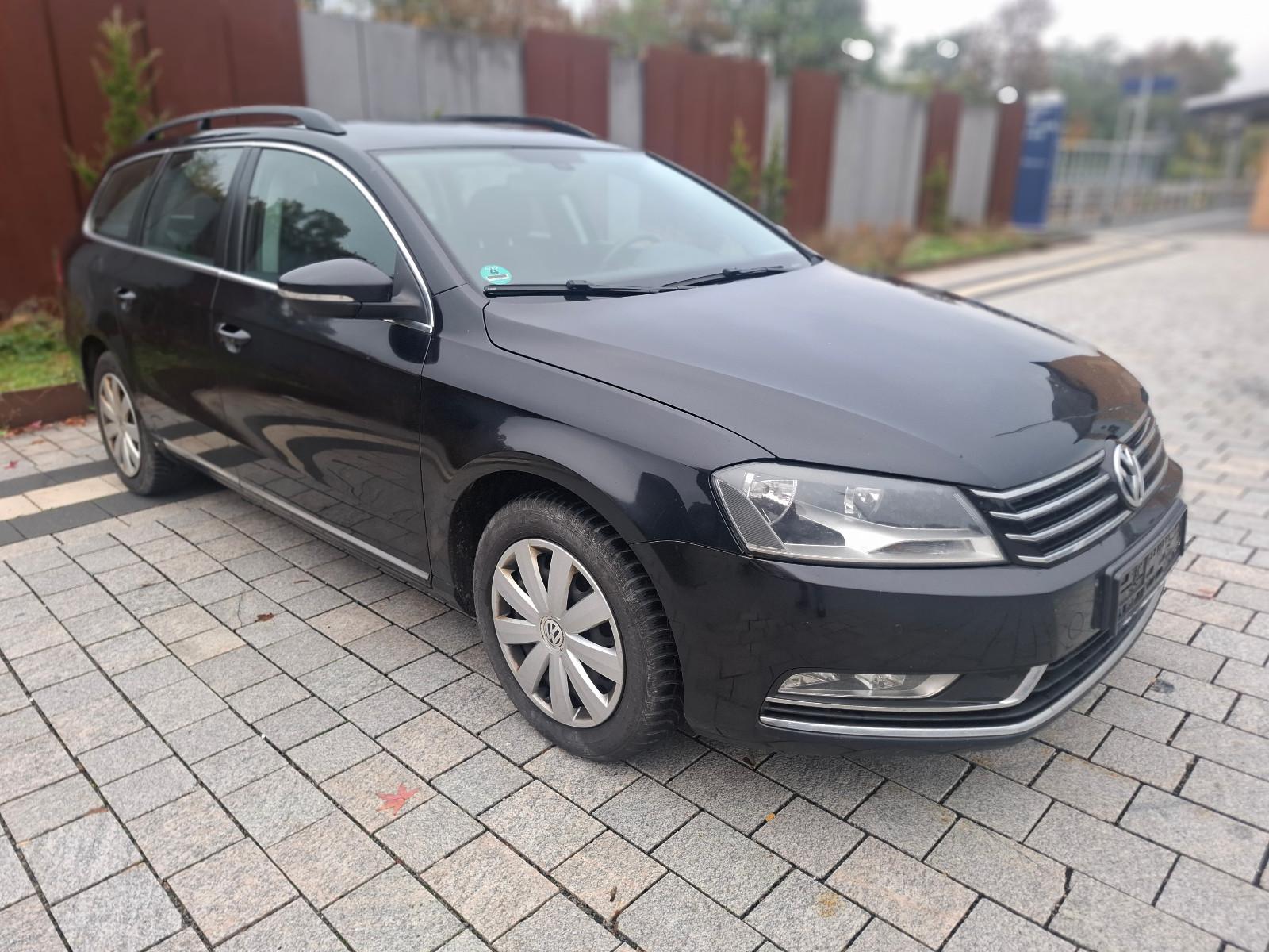 Volkswagen Passat 2011 — rear view