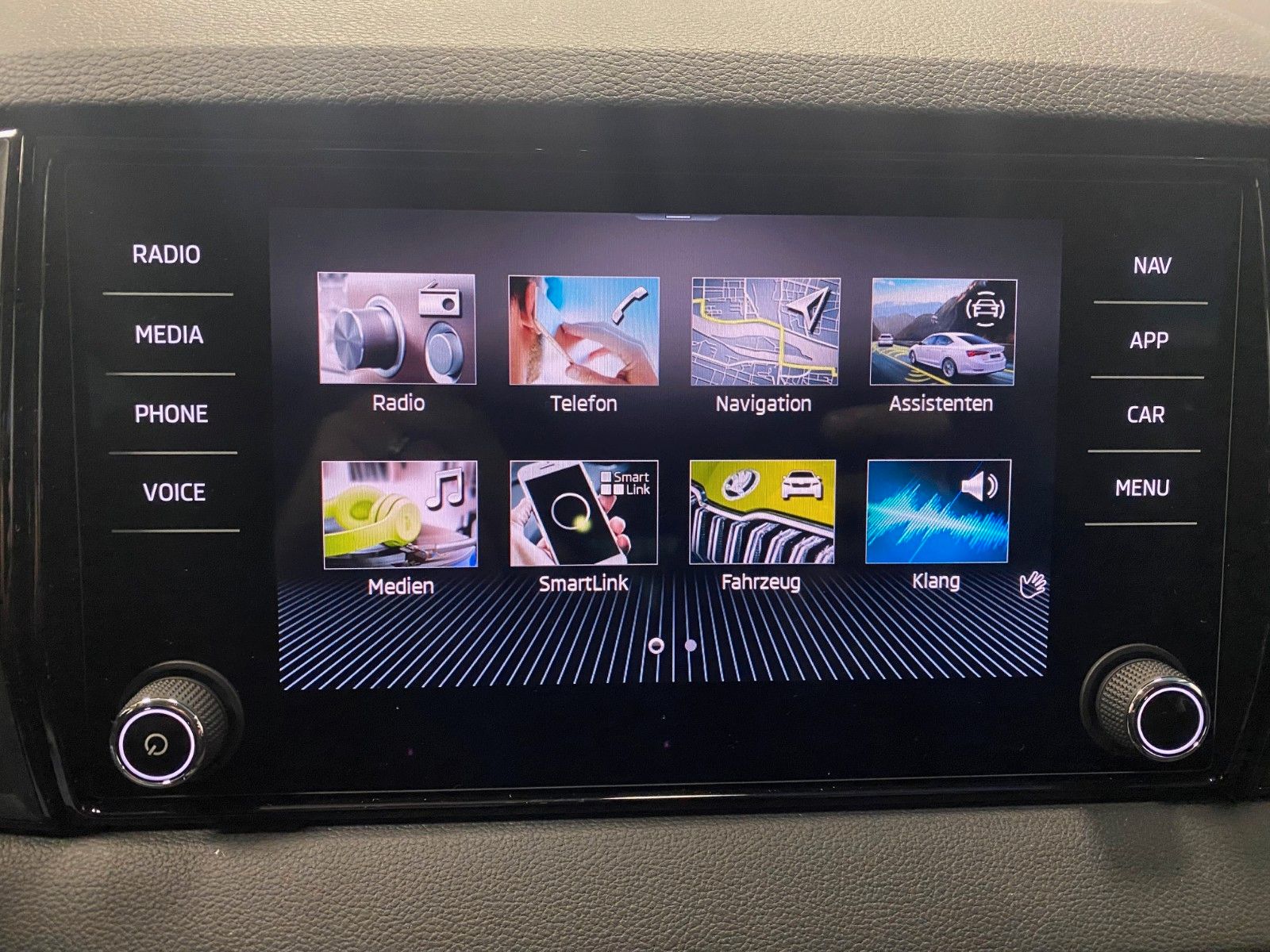 Fahrzeugabbildung SKODA Karoq 1.5 TSI DSG+Garantie 2030 oder 100tKM+NAVI