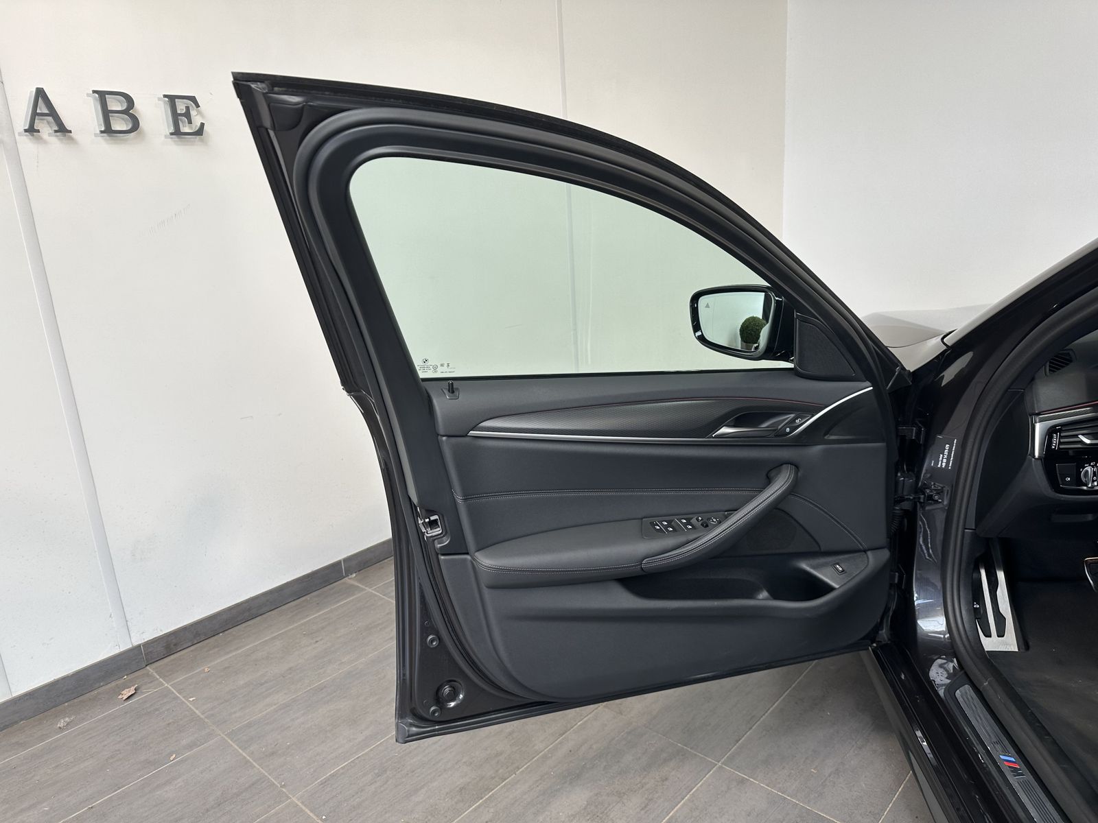 Fahrzeugabbildung BMW 520d M-Sport NAV+LED+ACC+SHZ+VCOCK+LEDER+KEYLESS