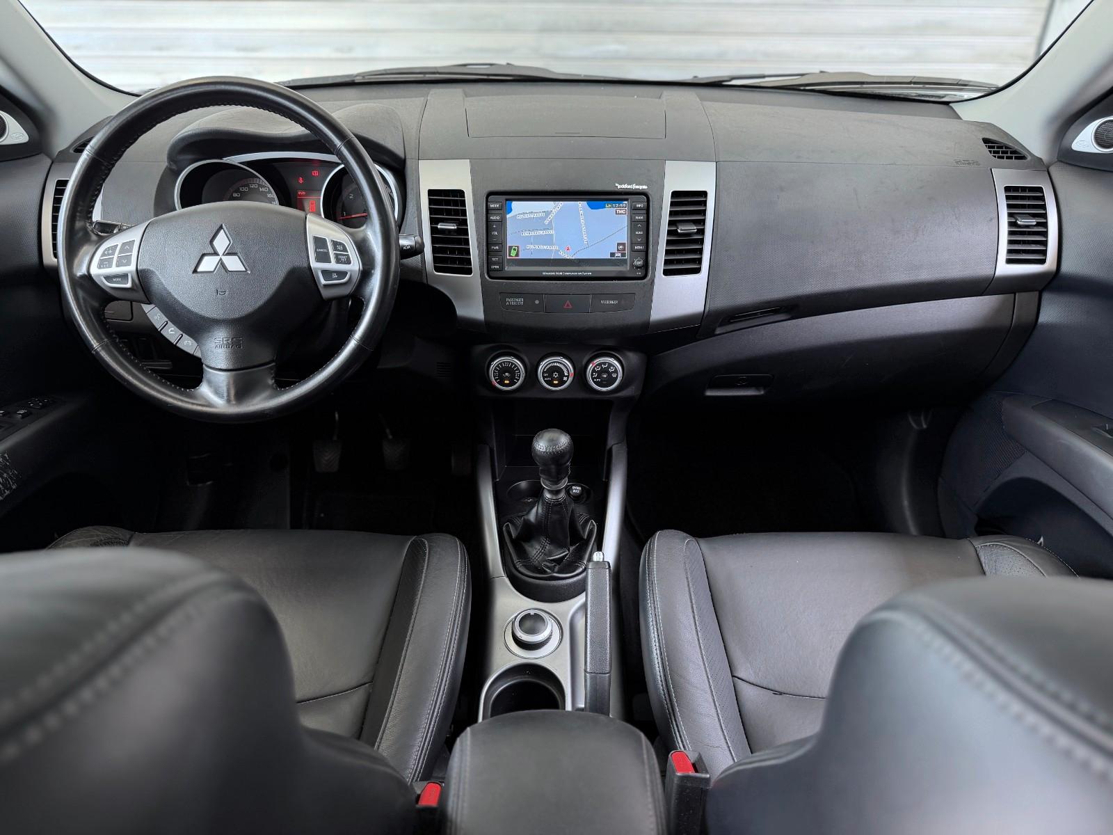 Mitsubishi Outlander 2.2 DI-D 156 ch • 4WD • 7 places • Cuir • Toit ouvrant • Caméra