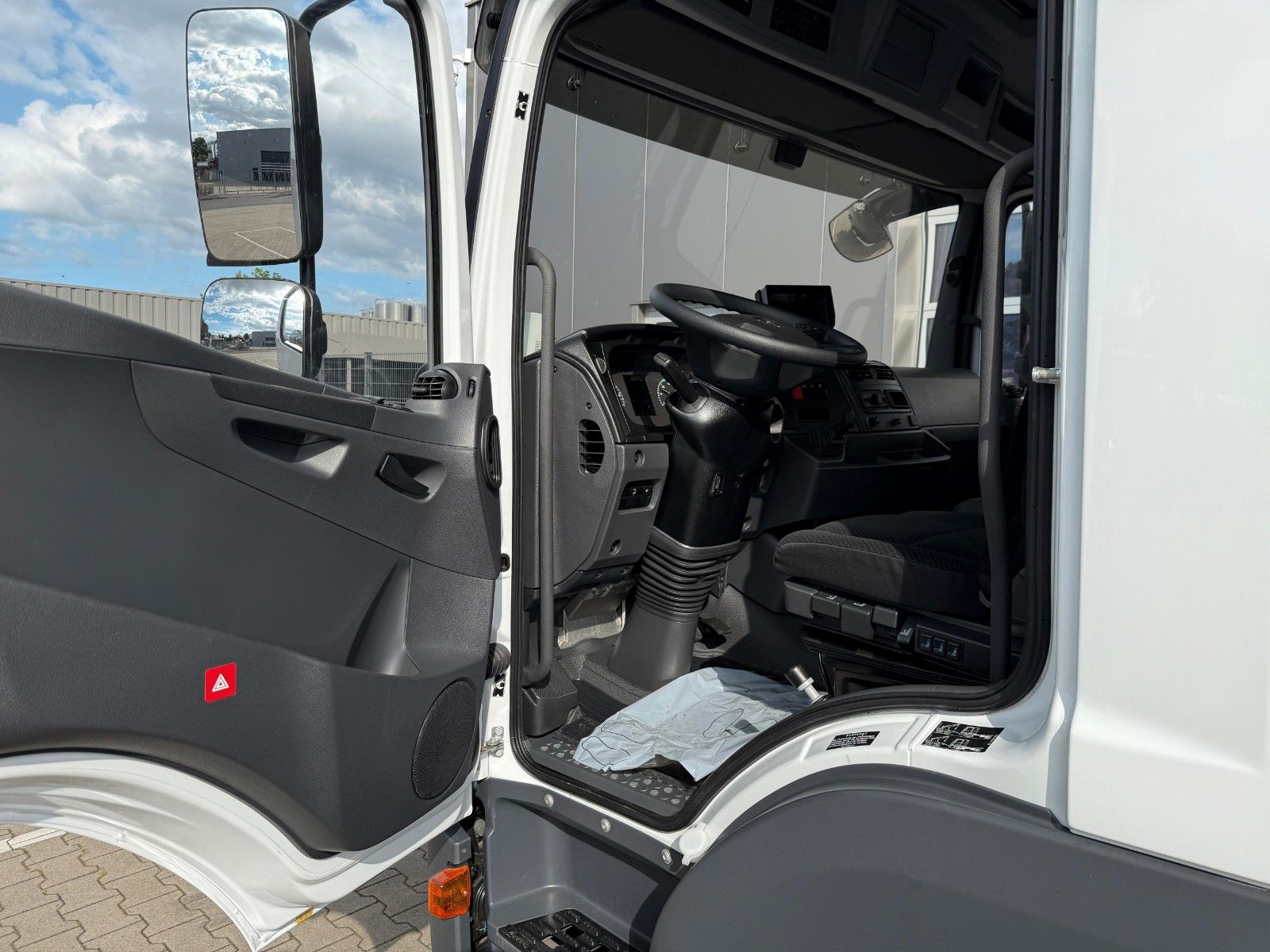 Fahrzeugabbildung Mercedes-Benz 923 Atego Dreiseitenkipper MEILLER HIAB 072 DS2