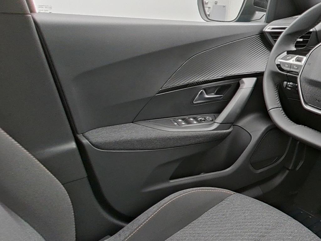 Peugeot 2008 BUSINESS HYBRID 145 e-DSC6