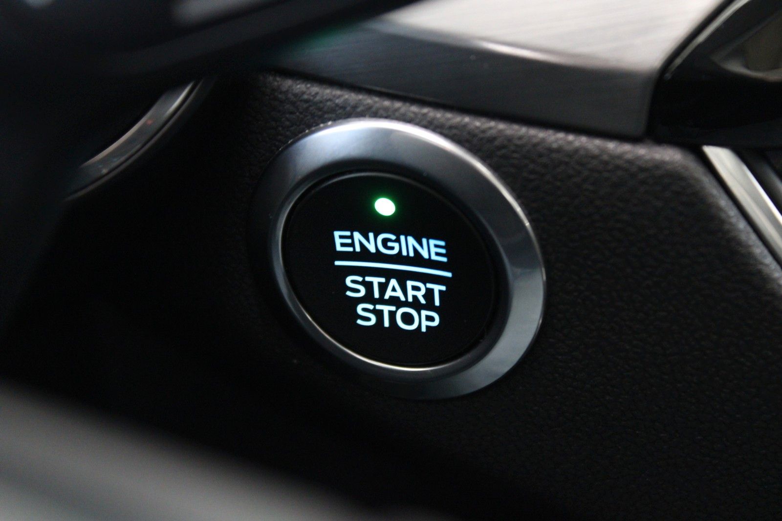 Fahrzeugabbildung Ford Kuga Titanium X Automatik LED Pano STDHZ WinterP