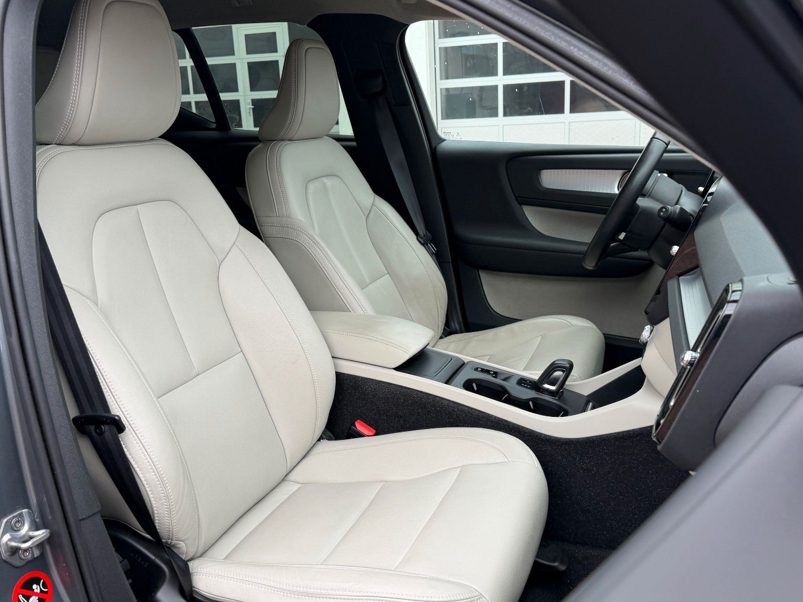 Fahrzeugabbildung Volvo XC40 T4 Momentum AWD *Nav*Totwinkel*AHK*LED*360°
