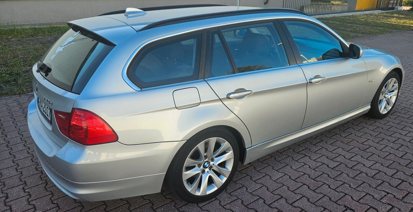 BMW 320 2011 — rear view