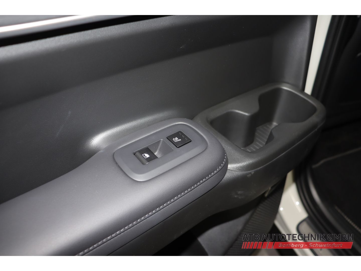 Fahrzeugabbildung Hyundai SANTA FE PHEV 1.6 T-GDI 4WD Signature Navi Leder