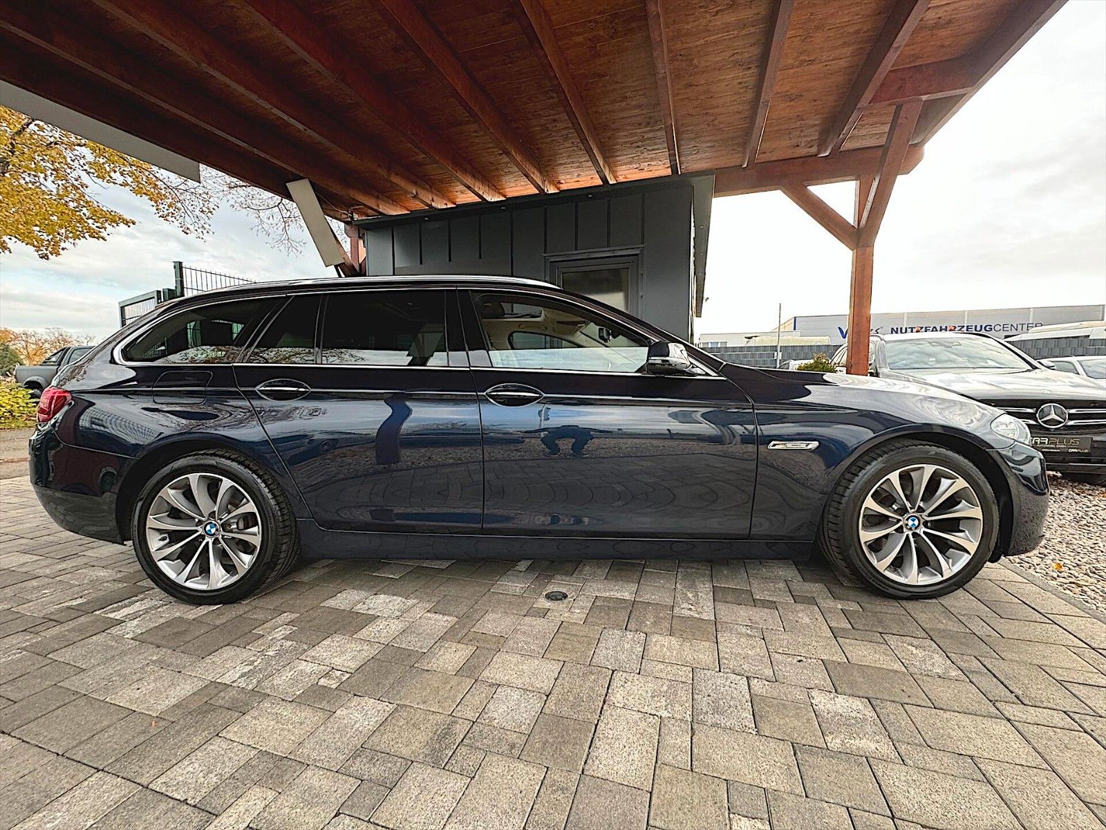 Fahrzeugabbildung BMW 520d Touring Luxury *Pano*Head Up*DAB*H&K*LED*