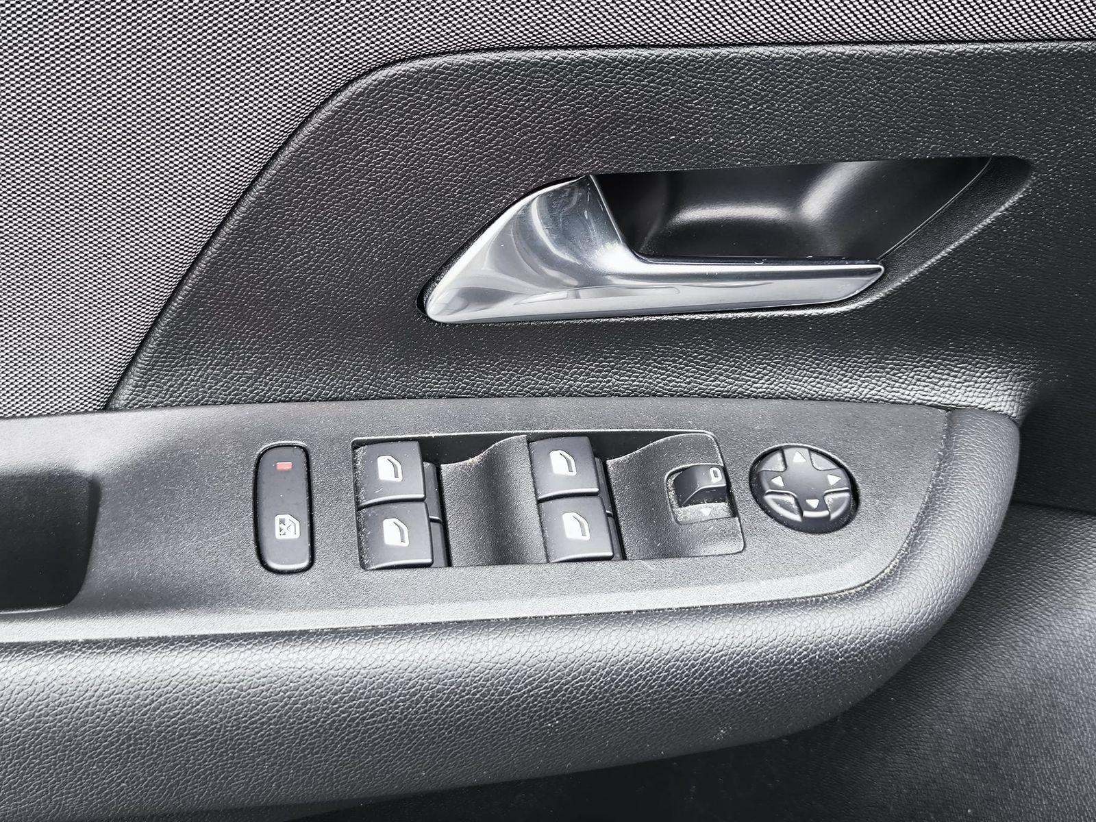 Fahrzeugabbildung Opel Mokka-e e Edition LED+NAVI+SHZ+KAM+TEMP+CARPL+WP