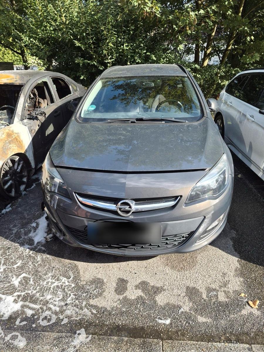 Opel Astra 2015 — rear view