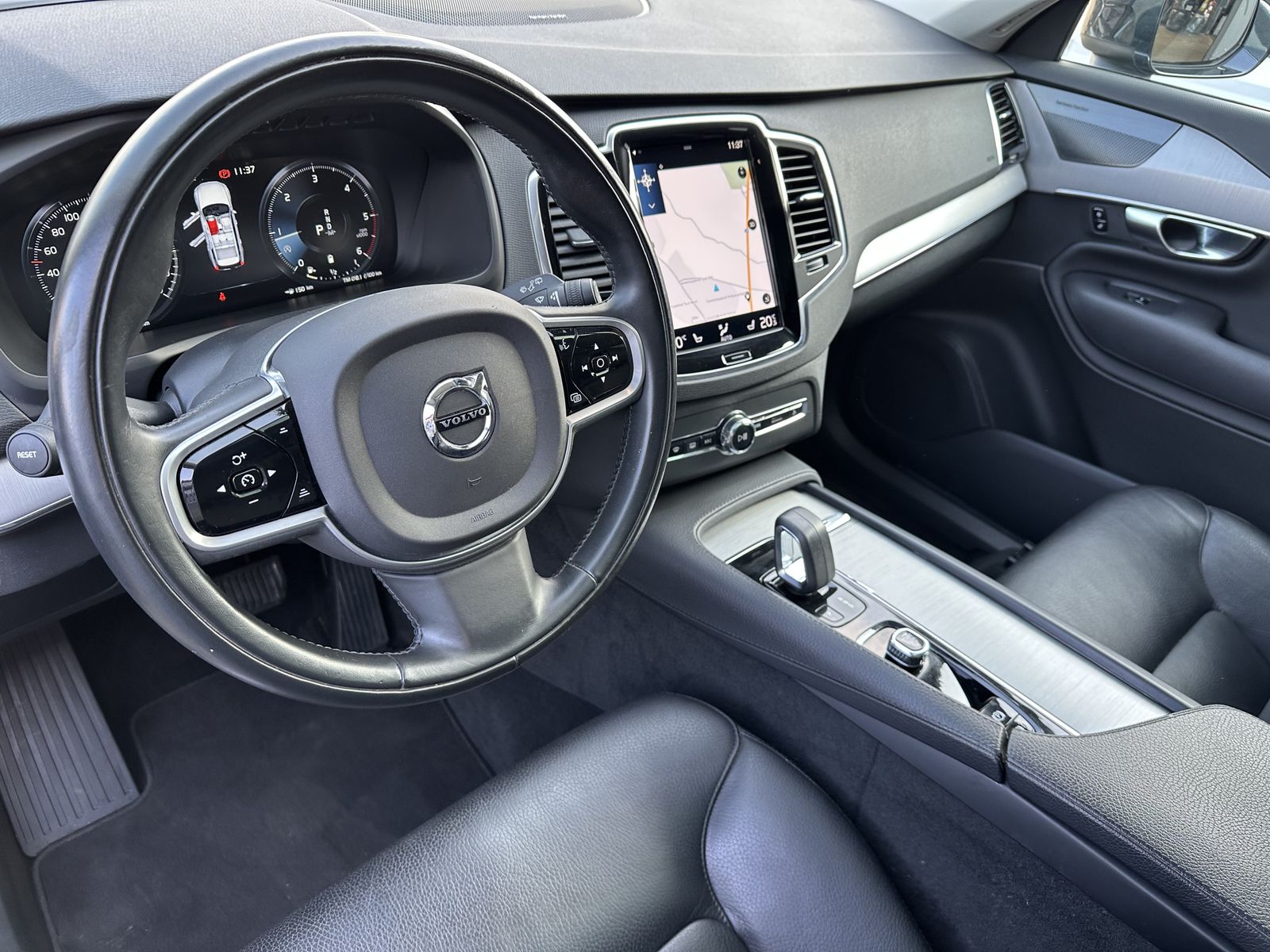 Fahrzeugabbildung Volvo XC90 B5 AWD Momentum Pro NAV+LED+VC+PANO+AHK+H&K