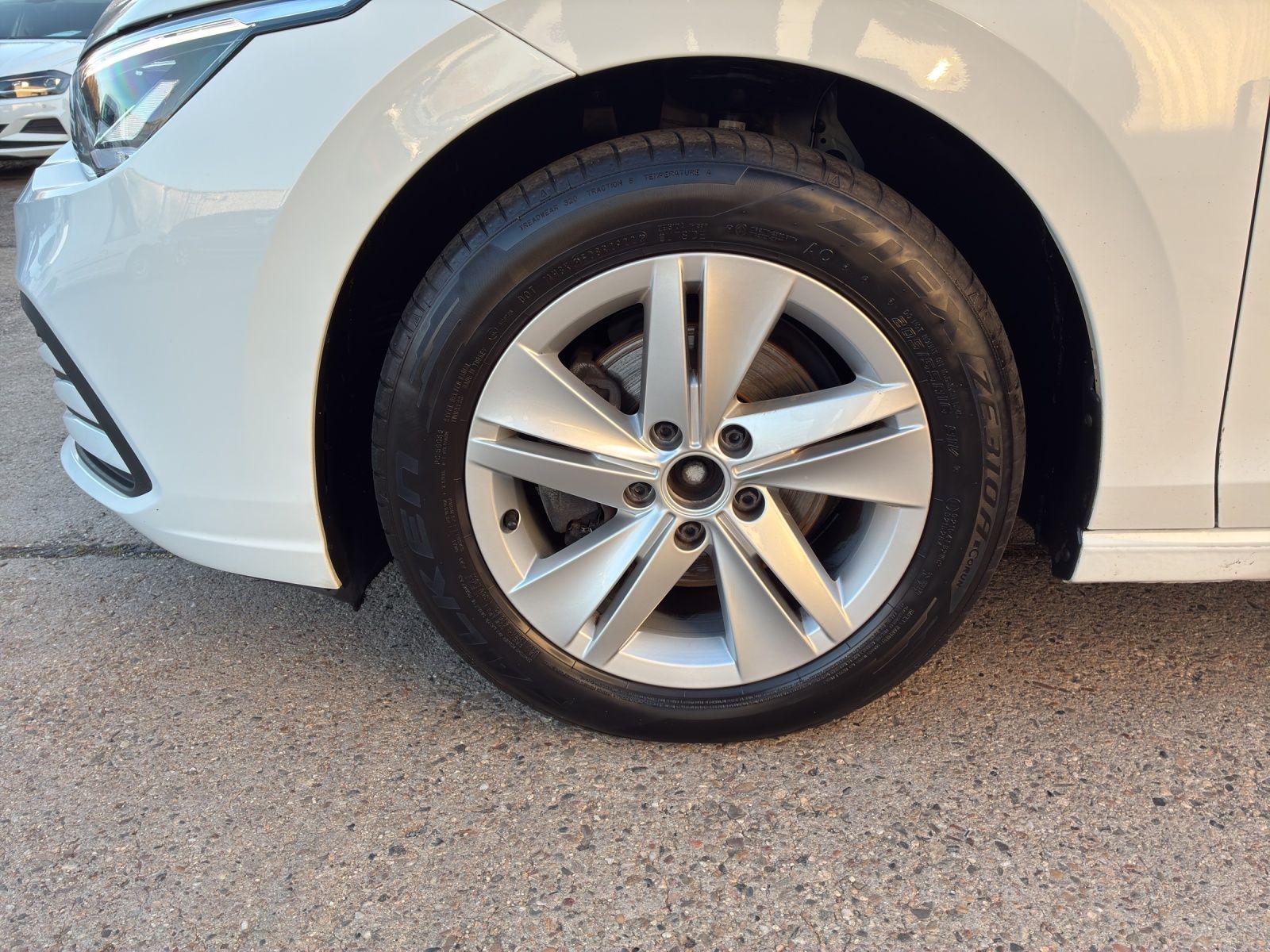 Fahrzeugabbildung Volkswagen Golf VIII Life DSG TDI LED ACC SH PDC Ambiente N