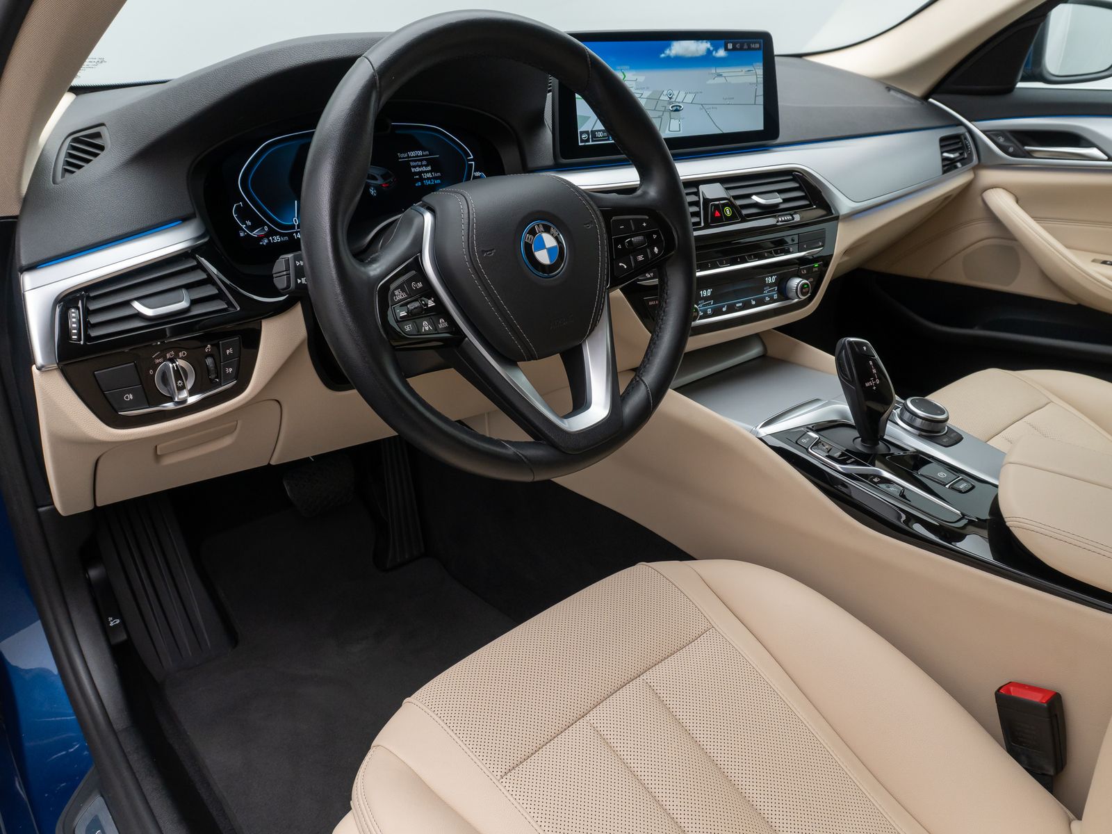 Fahrzeugabbildung BMW 530e Alarm AHK ACC Kamera DAB HiFi WLAN Sport