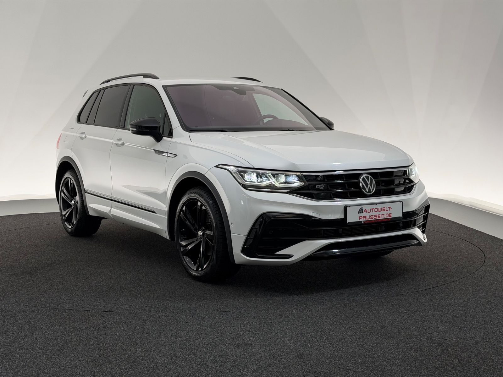 Gebrauchtwagen Volkswagen Tiguan Tiguan 2.0 TDI*R LINE*BLACK-MATRIX-AHK-R.KAM-ACC in Horb am Neckar