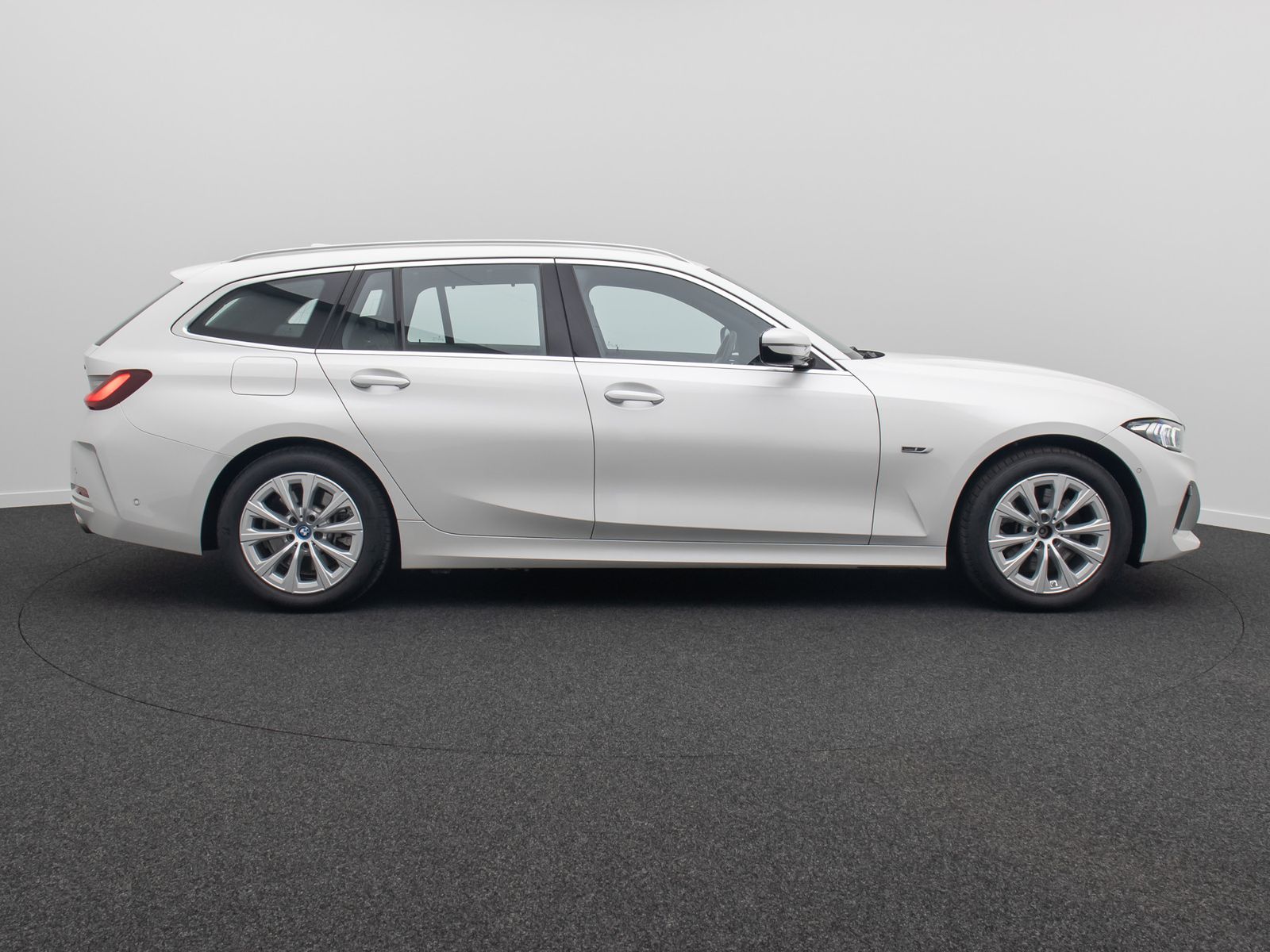 Fahrzeugabbildung BMW 330e xD Panorama HUD H/K AHK Alarm Sport Leder