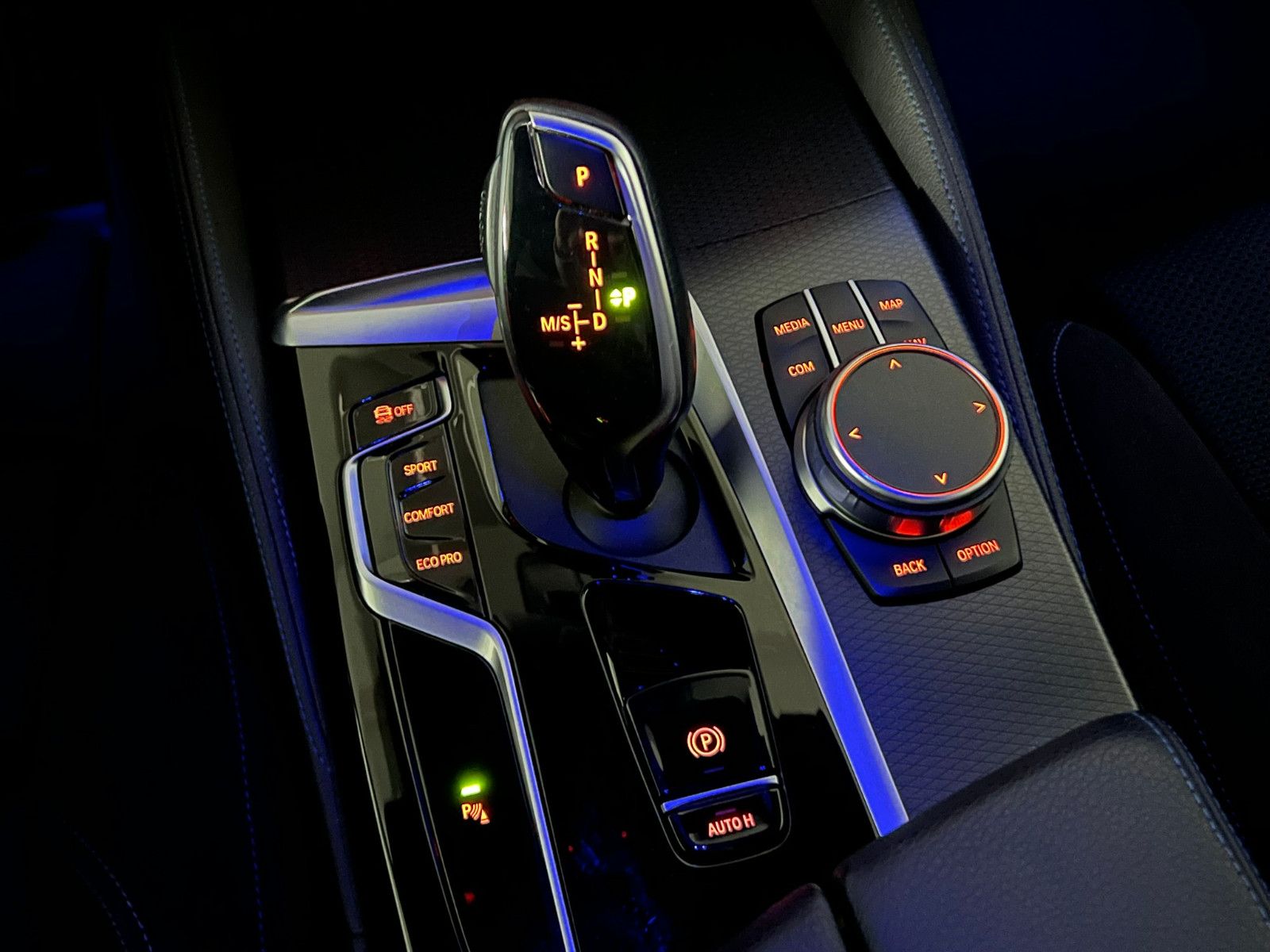 Fahrzeugabbildung BMW 520 d xDrive M SPORT/STHZ/LED/ACC/AHK/AMBIENTE