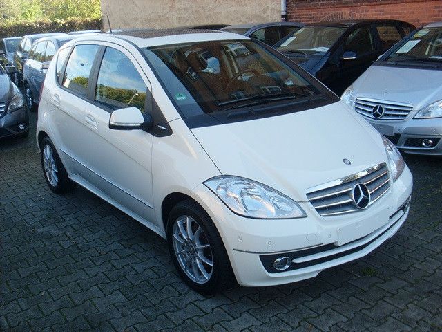 Mercedes-Benz A 180 Elegance Autom / Lamellen / Navigation