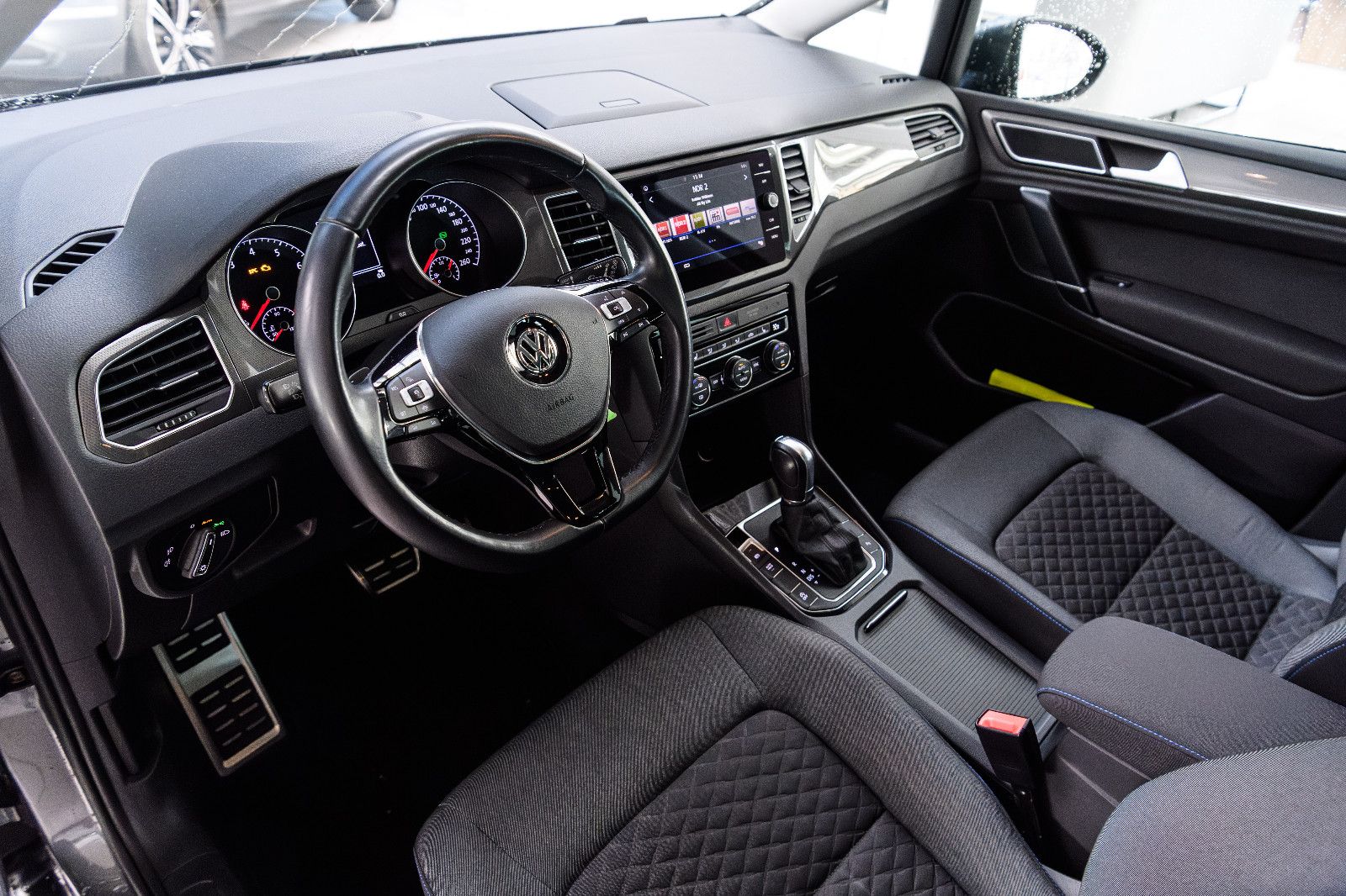 Fahrzeugabbildung Volkswagen Golf Sportsvan+LED+AHK+GJR+SHZ+NAVI+KAMERA