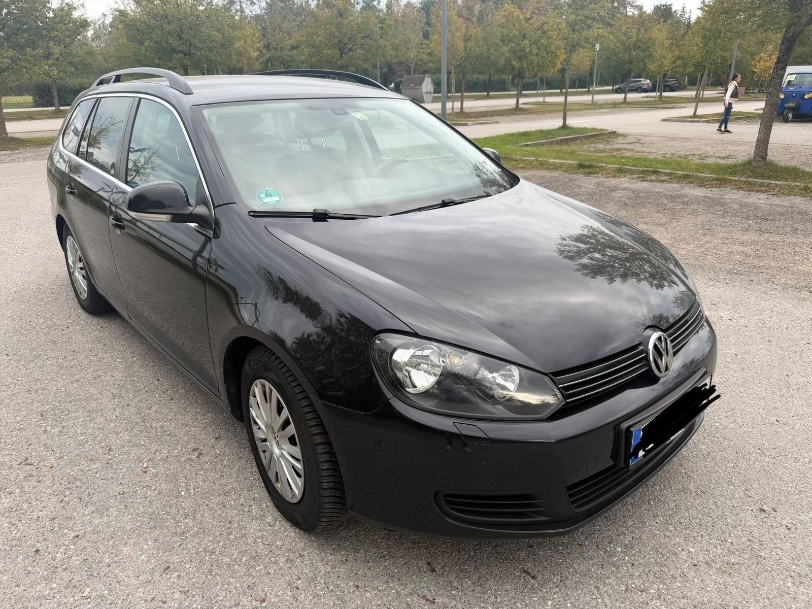 Volkswagen Golf 2011 — rear view