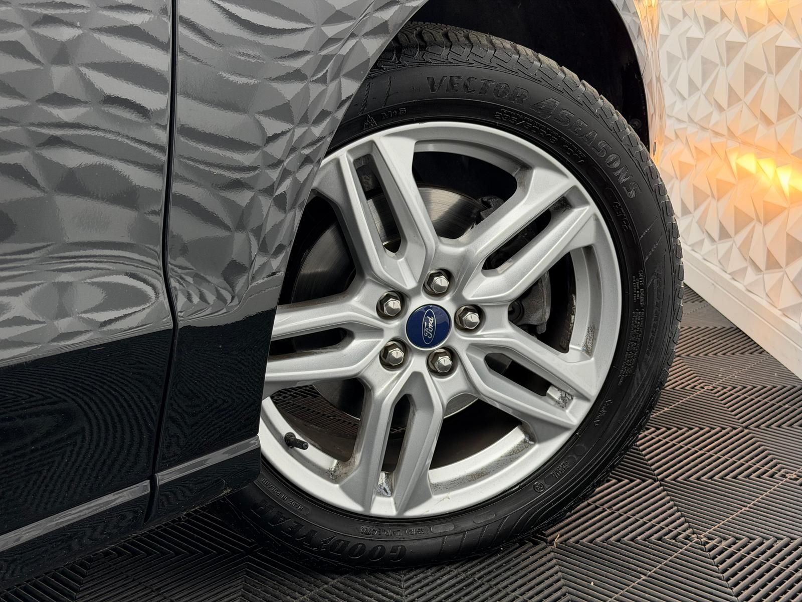 Fahrzeugabbildung Ford S-MAX 1.5 TITANIUM/7-SITZE/KEYLES/RCAM/NAV/PDC