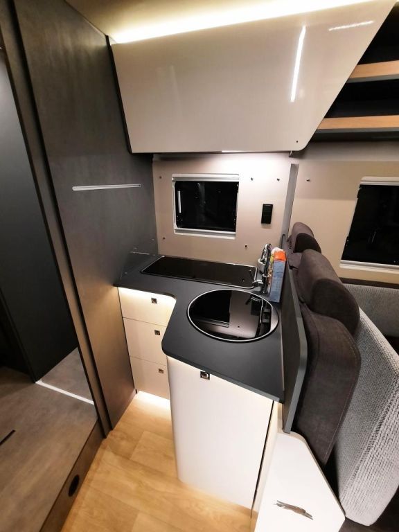Fahrzeugabbildung Laika Kosmo H 1409 Verfüg./Sparen Sie 17.631,- €