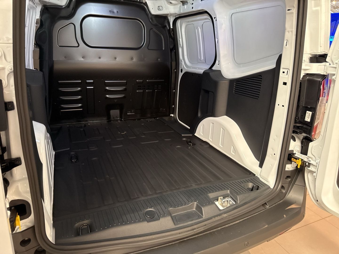Fahrzeugabbildung Ford Transit Courier Trend AHK Apple CarPlay Android