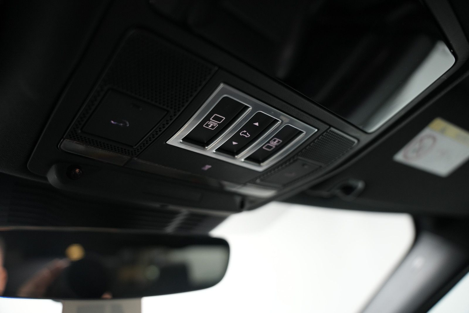Fahrzeugabbildung Land Rover Discovery R-Dynamic AWD/7-SITZER/360'°Cam/AHK