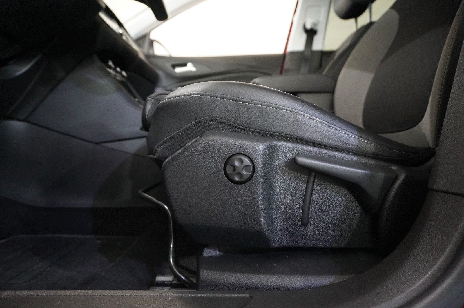 Fahrzeugabbildung Opel Grandland (X) 1.6 HYBRID ELEGAN. NAVI/KAMERA/AHK