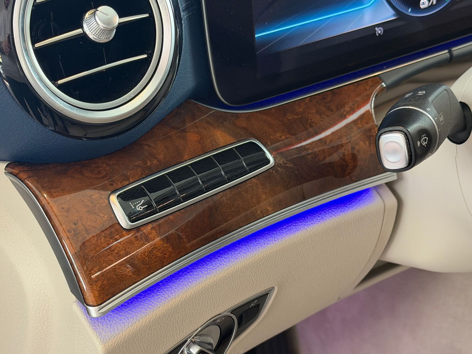 Fahrzeugabbildung Mercedes-Benz E 300 de/AMG/HEAD-UP/VIRTUAL/AMBIENTE/BURMESTER/