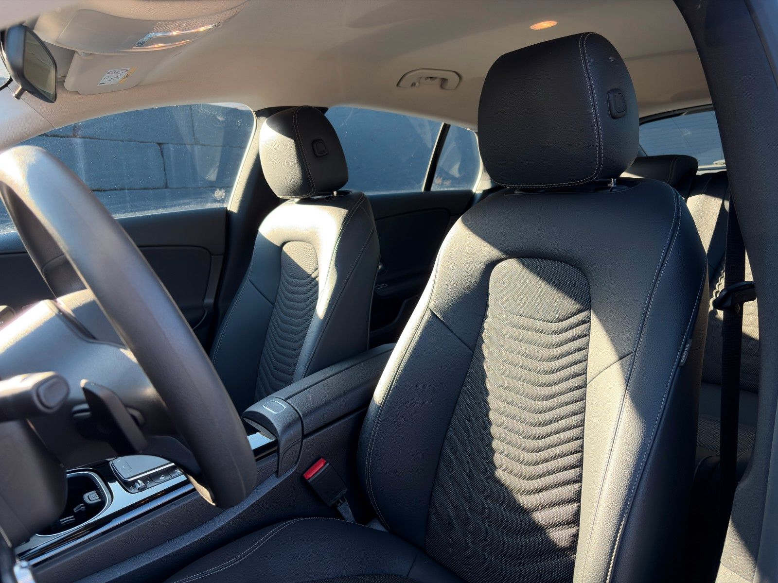 Fahrzeugabbildung Mercedes-Benz CLA 180 SB SHZ LKA MBUX CarPlay TEMP KLIMA Navi