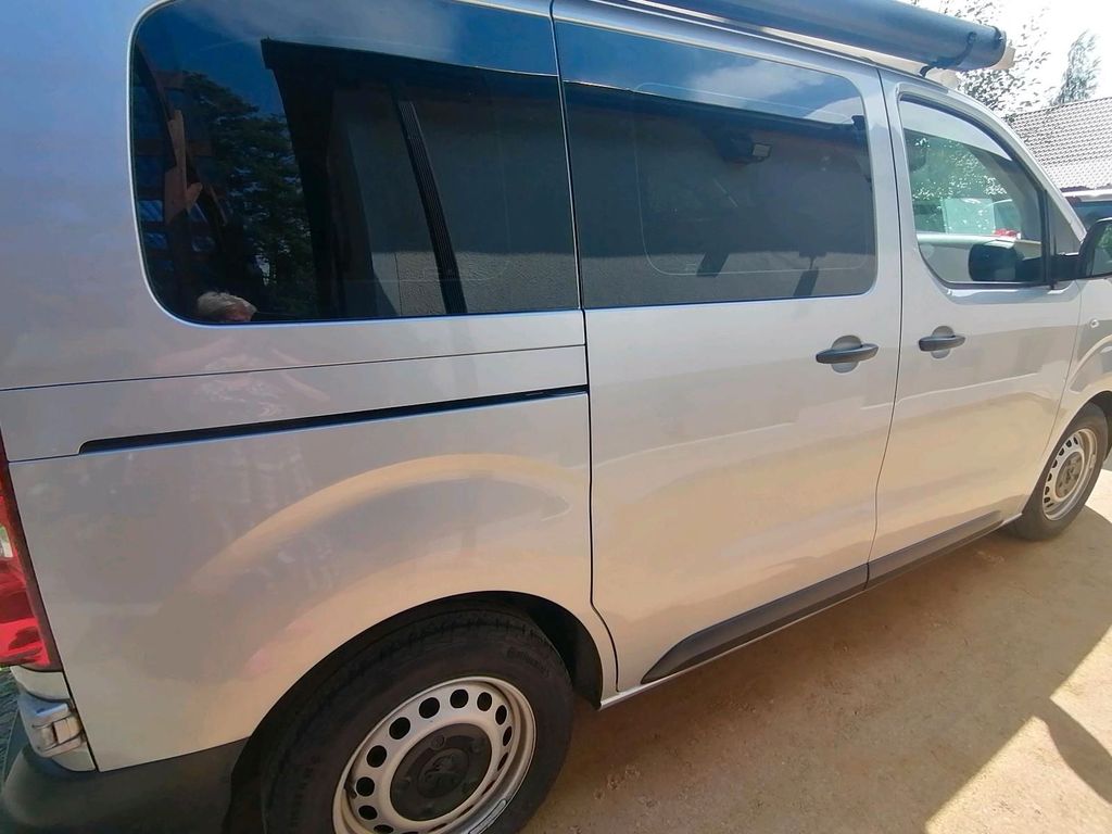 Image of Peugeot e-Traveller
