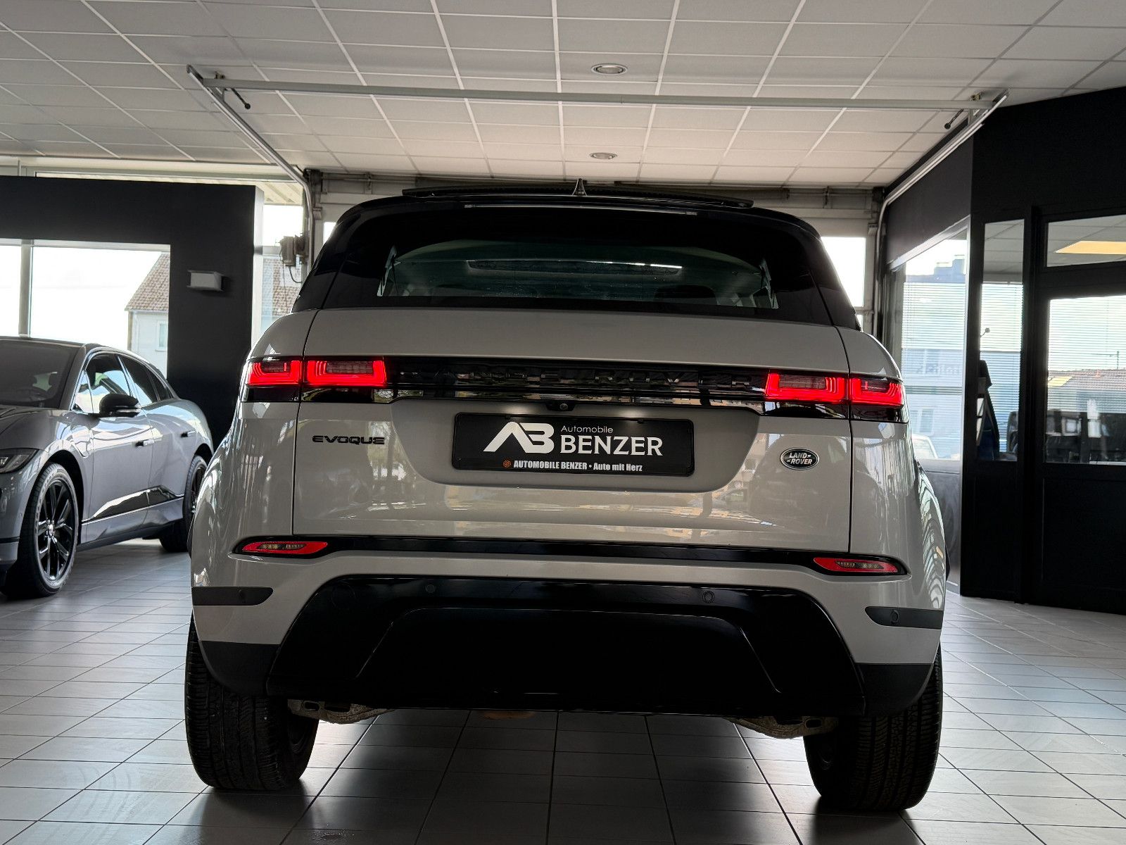 Fahrzeugabbildung Land Rover Range Rover Evoque SE Hybrid /PANO/MERIDIAN/
